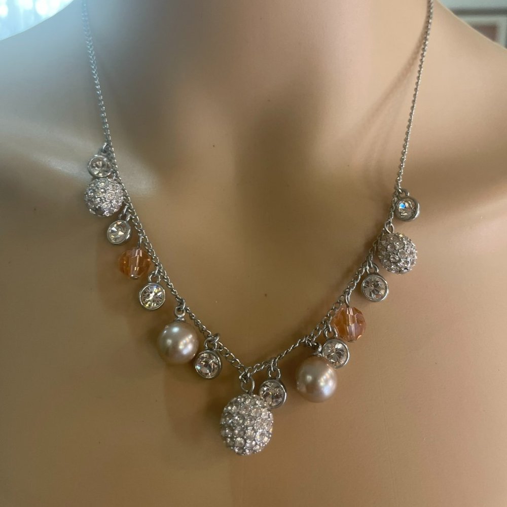 Silver necklace with rose pearls and chrystals